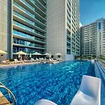 Luxury 2Bd Apt With Pool Gym & Burj Khalifa Views