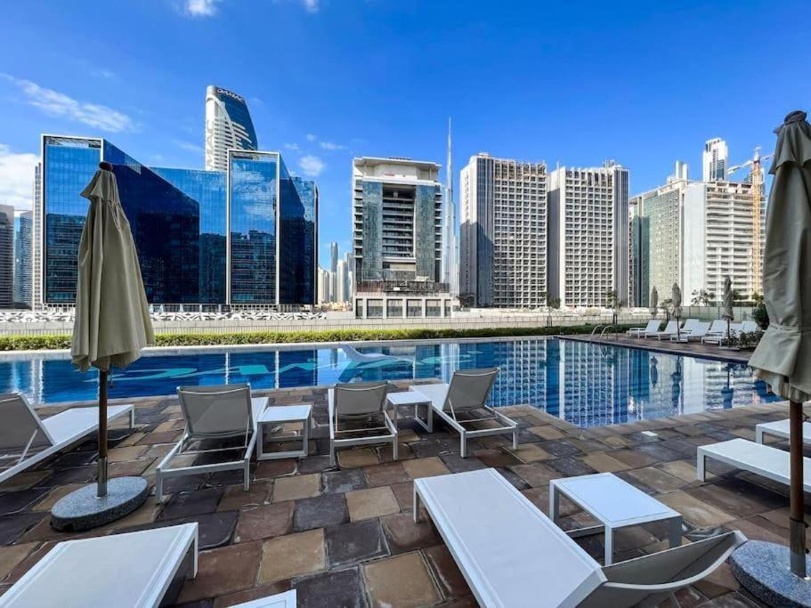 Luxury 2bd With Pool Gym & Burj Khalifa Views * Dubai
