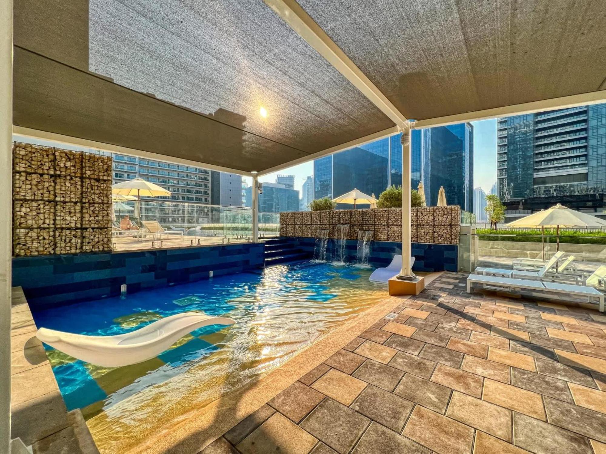 Luxury 2bd With Pool Gym & Burj Khalifa Views