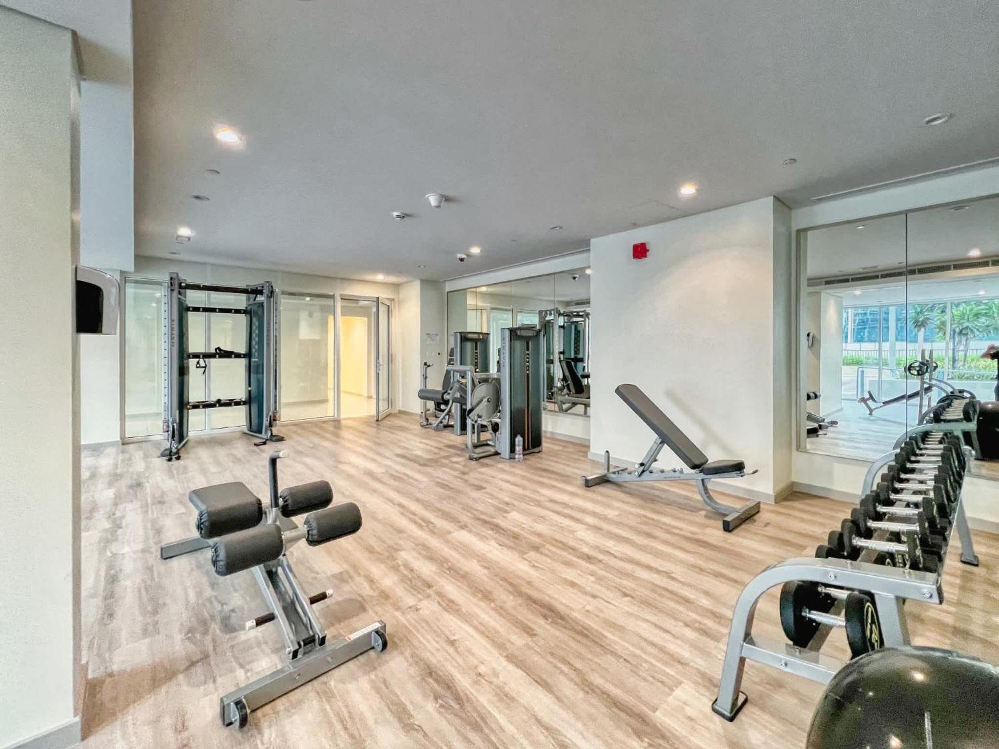 Apartment Luxury 2bd With Pool Gym & Burj Khalifa Views *