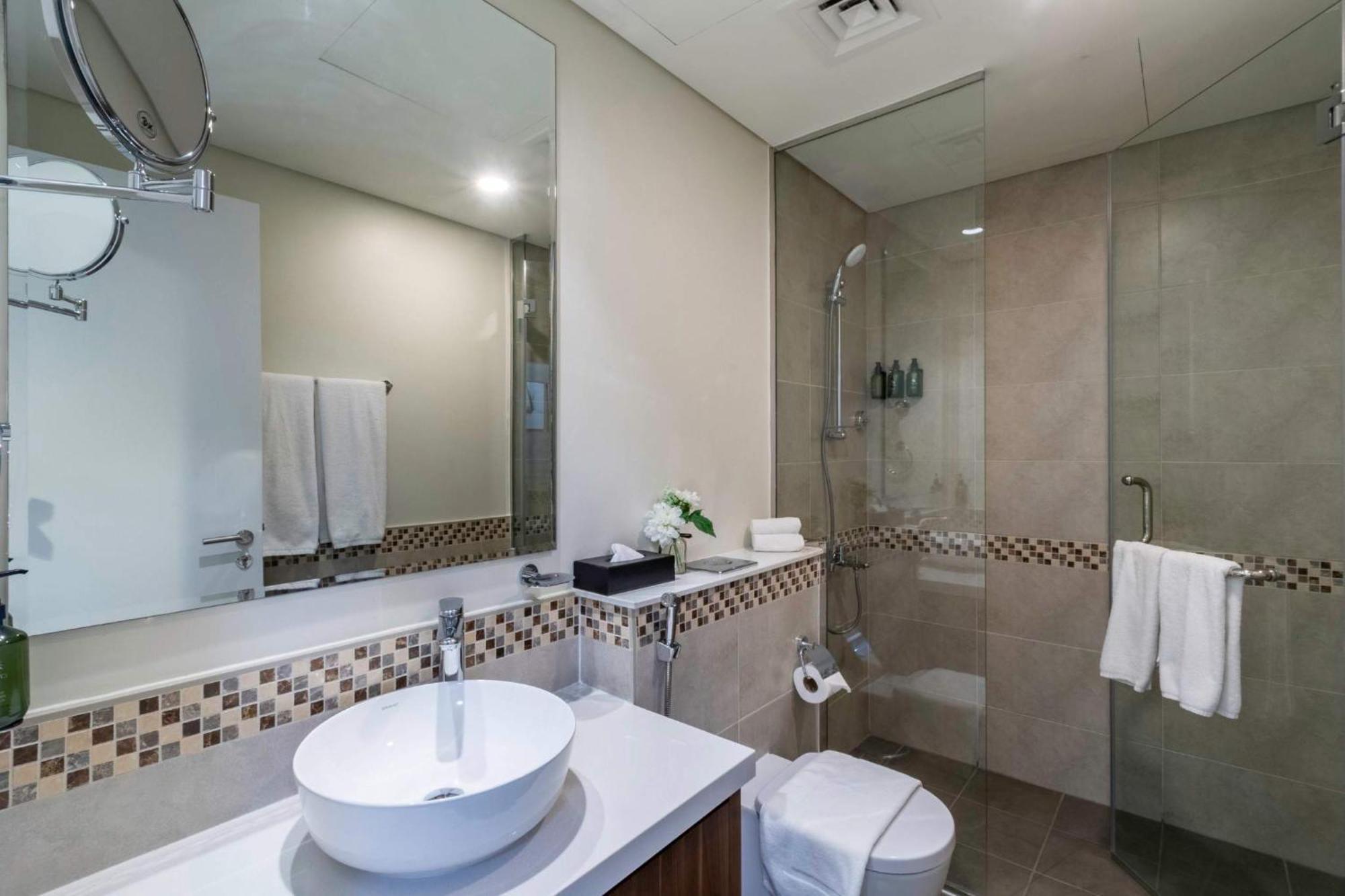 Apartment Luxury 2bd With Pool Gym & Burj Khalifa Views *
