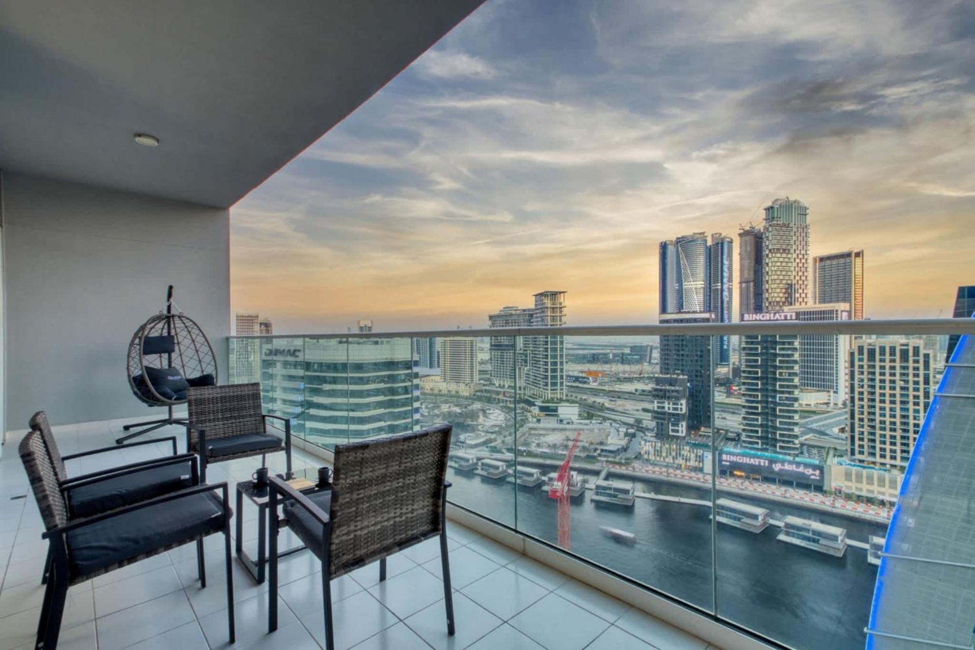 Luxury 2bd With Pool Gym & Burj Khalifa Views Dubai