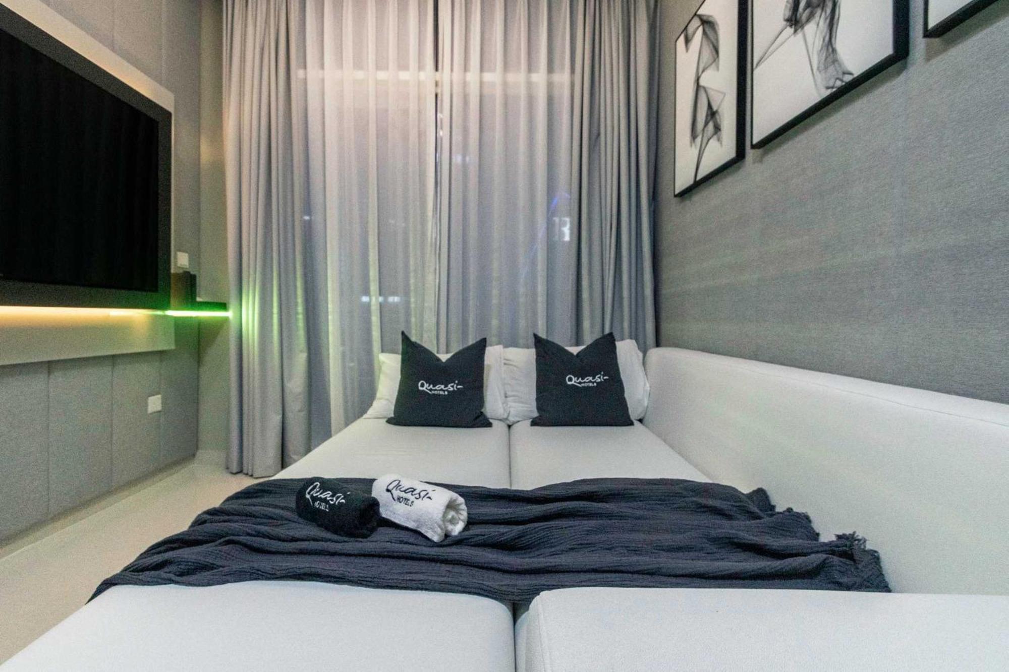 Luxury 2bd With Pool Gym & Burj Khalifa Views Apartment *