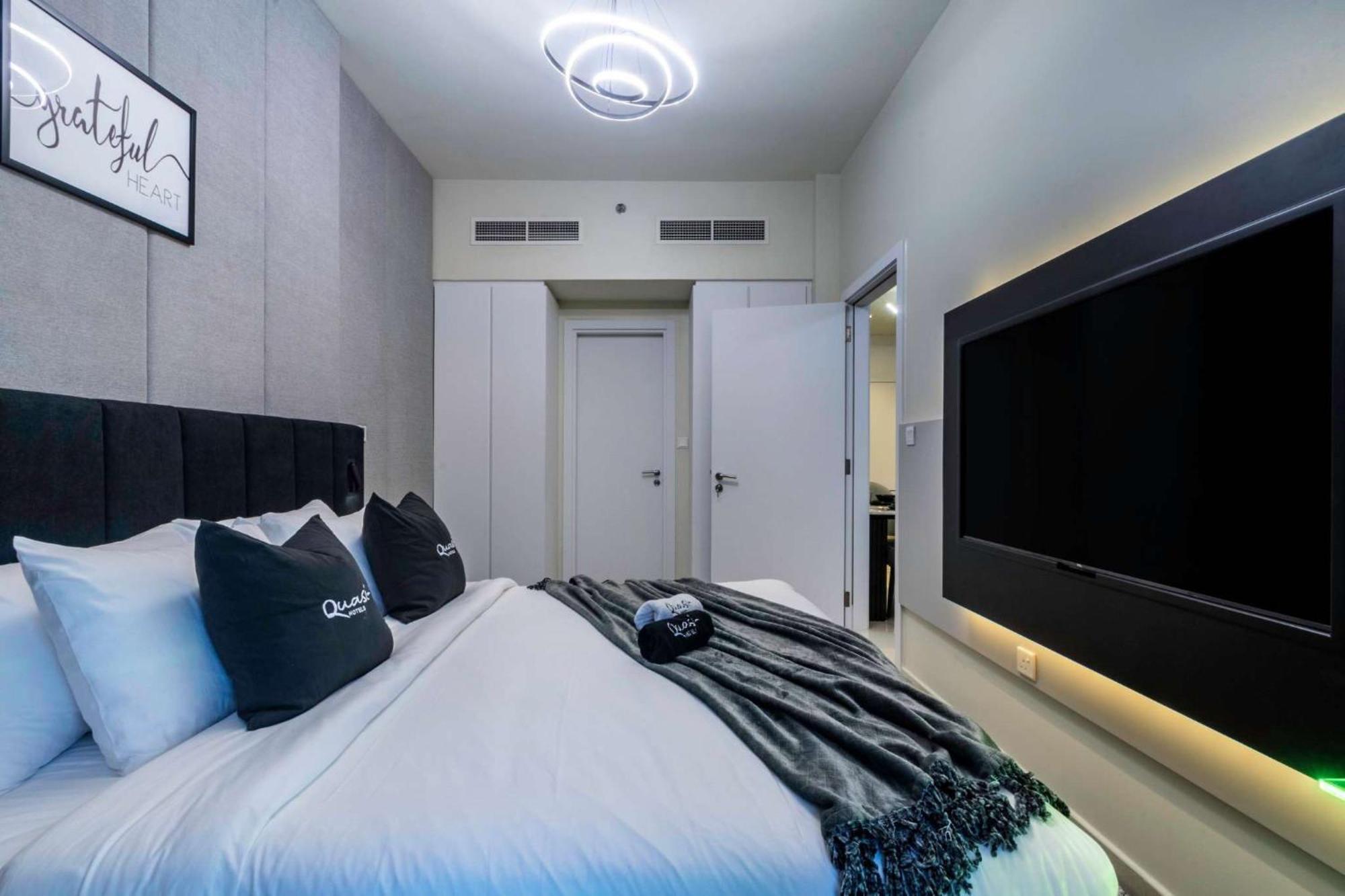 Apartment Luxury 2bd With Pool Gym & Burj Khalifa Views *