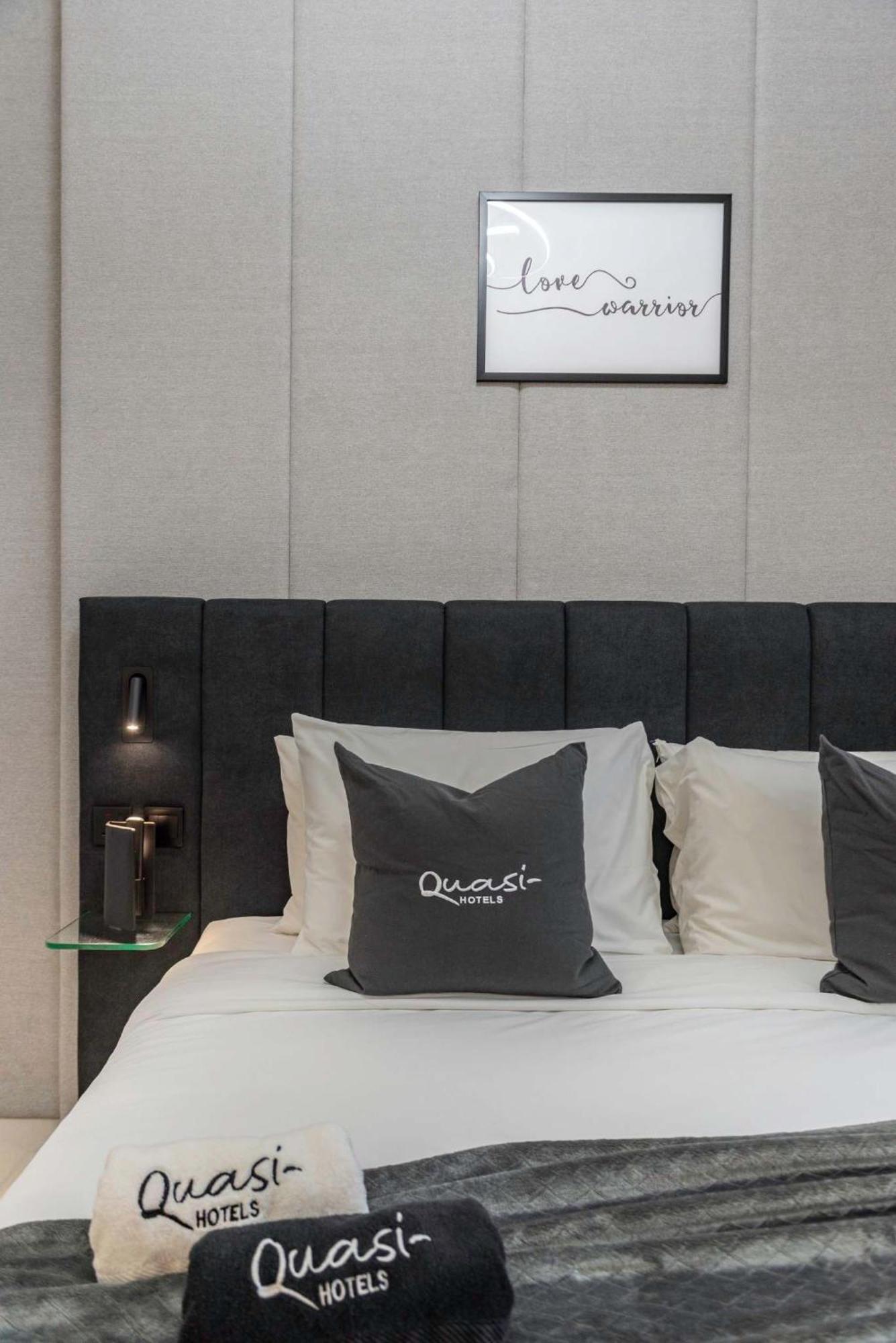 Luxury 2bd With Pool Gym & Burj Khalifa Views Apartment Dubai