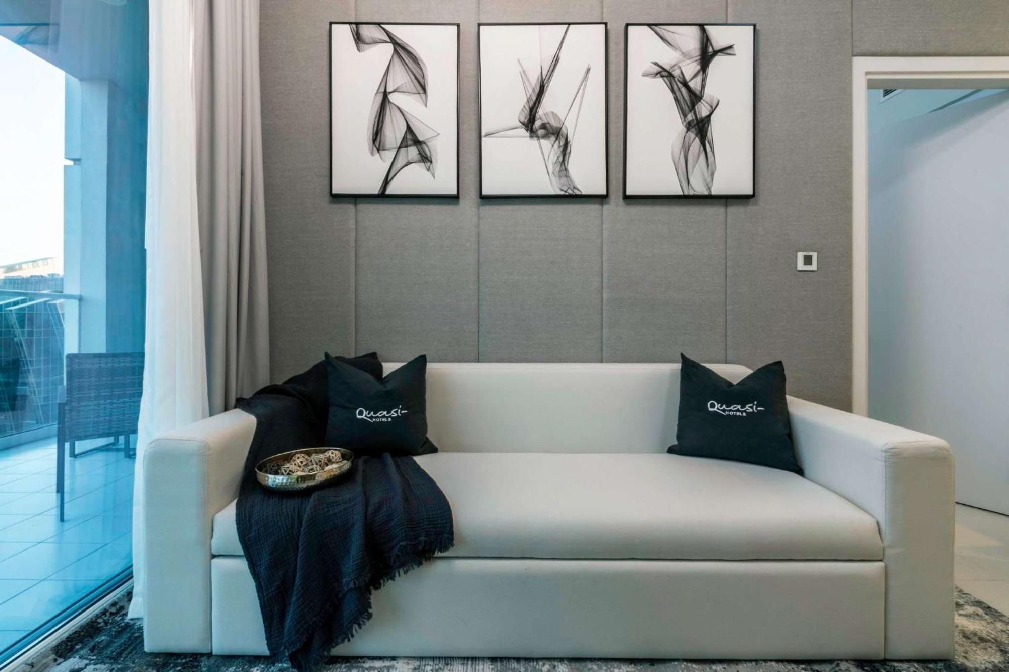 Luxury 2bd With Pool Gym & Burj Khalifa Views Apartment