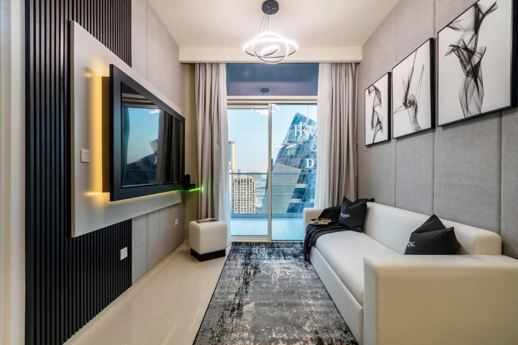 Luxury 2bd With Pool Gym & Burj Khalifa Views *