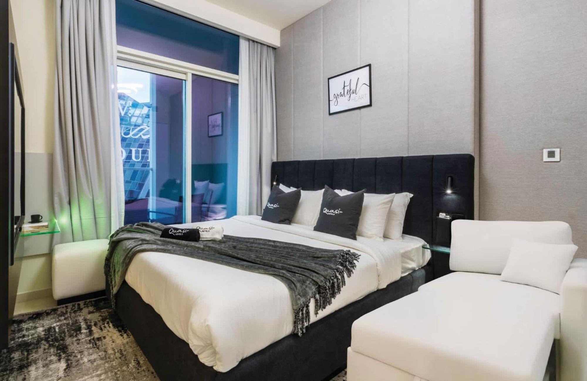 Luxury 2bd With Pool Gym & Burj Khalifa Views Apartment *