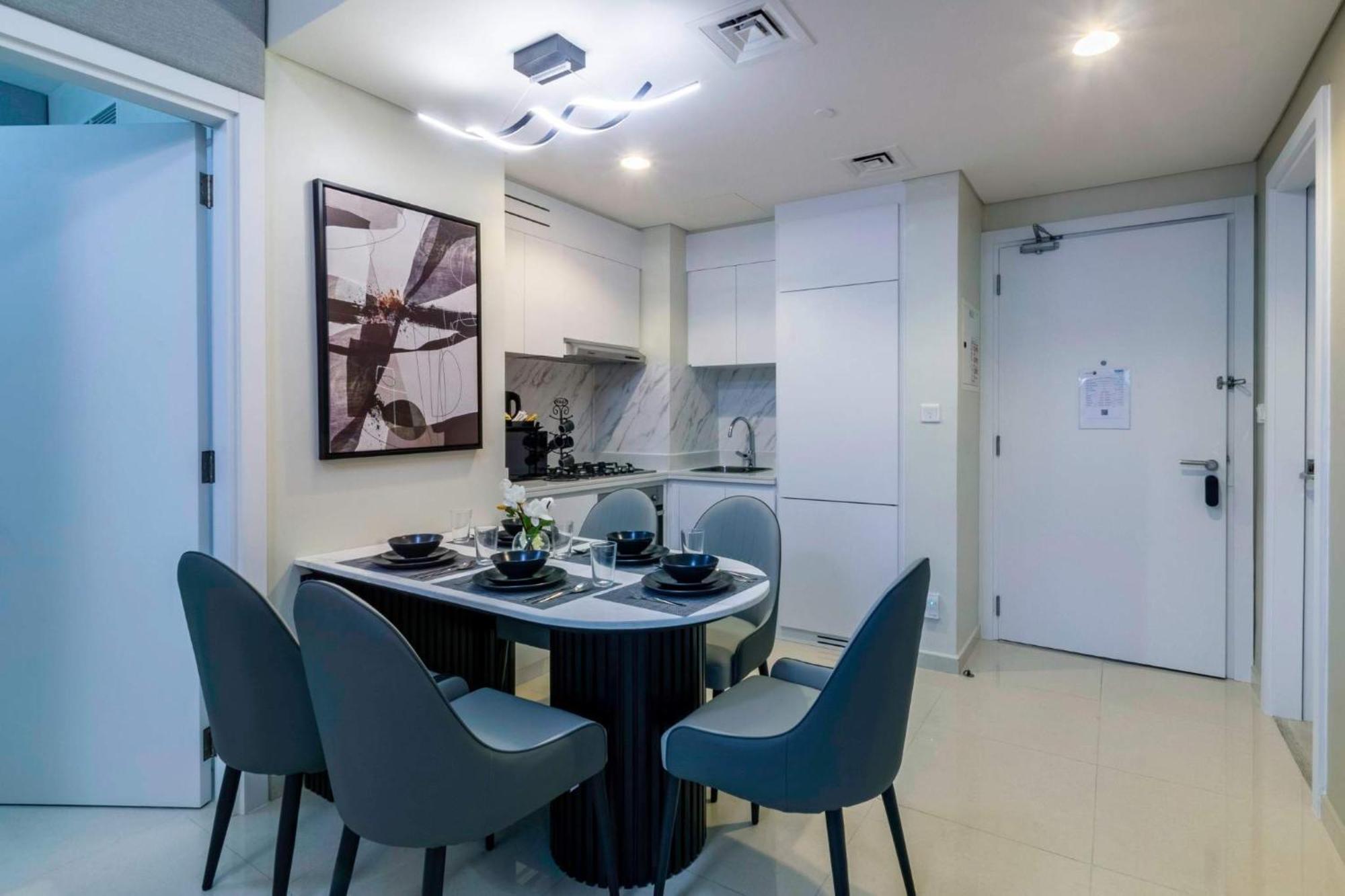Luxury 2bd With Pool Gym & Burj Khalifa Views Dubai